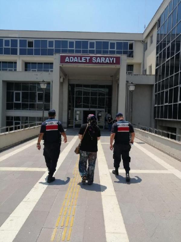 Fuhuştan aranan kadın saklandığı evde yakalandı